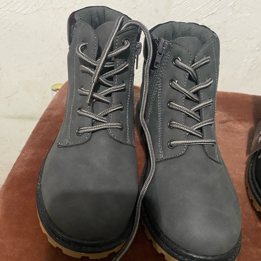 Kids grey boots size 4